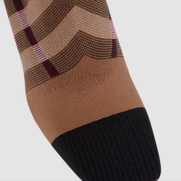 Pre loved burberry boots - Picture 4 of 4